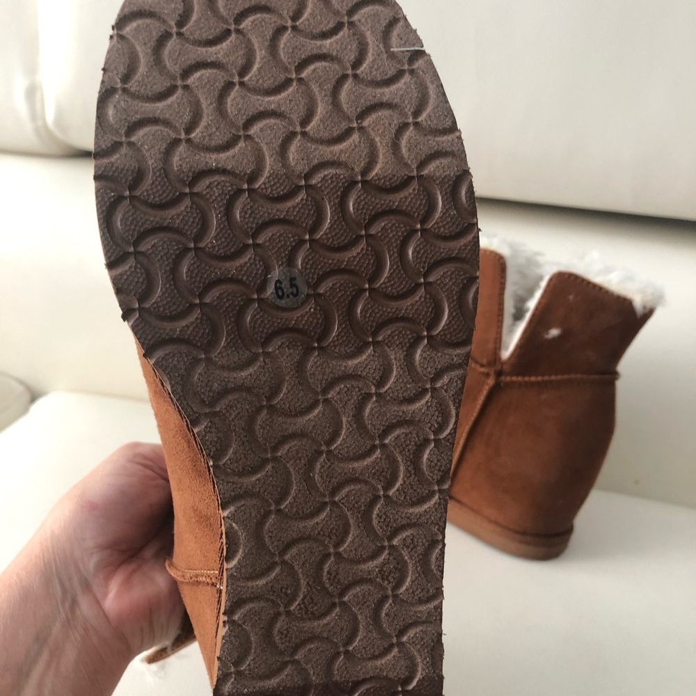 Warm Cozy Tan Suede Winter Boots-Brand New
Brand is BC- California - Picture 5 of 7